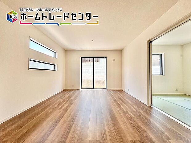 【リビング】大きな窓を配置したリビングは家族の集まる空間なので、明るさは大切です。ストレスなく家具が配置できることも広さがあるポイントの一つです。