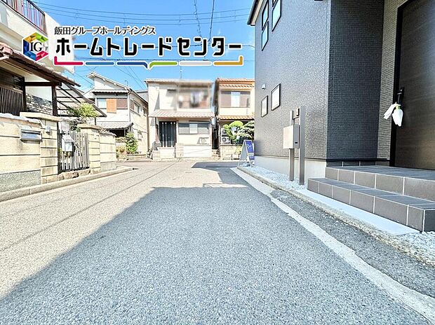 【前面道路含む現地写真】２台駐車可能なカースペースは、友達が来た時に誇らしげに停めてもらえる広さを確保。車だけでなく自転車や大型バイクも♪