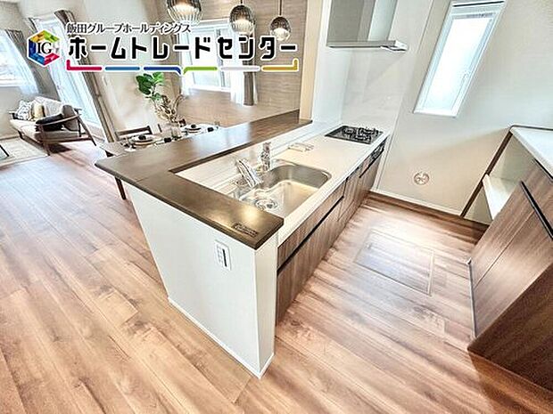 【キッチン】ビルトイン式の食器洗乾燥機を標準設置しています。家事の手間を大幅に削減してくれるお役立ちアイテムは、洗浄力が高いうえ、除菌効果にも優れております。