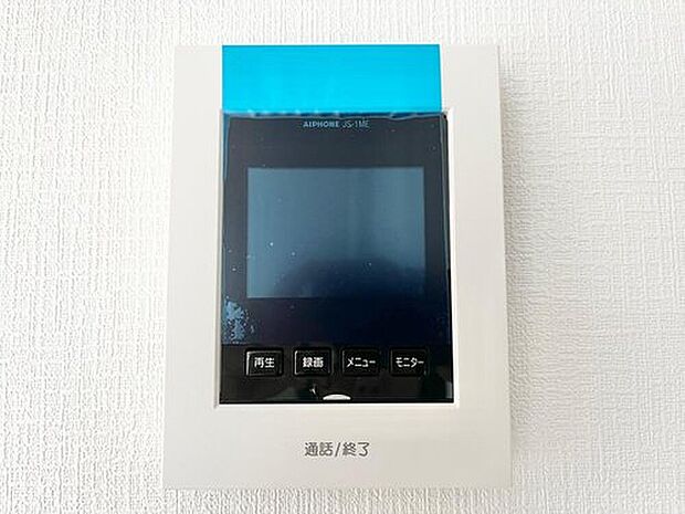 【TVモニター付インターホン】手放し通話ができ、送話表示灯で送話・受話状態が確認できます。映像と音声で玄関先の様子をチェックできるモニター機能や、夜間の訪問者の顔も確認できるLEDライトを装備しています。