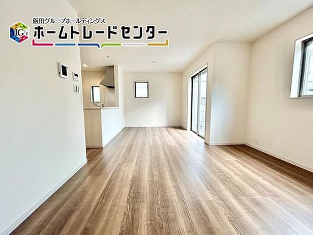 【リビング】対面キッチン採用のリビングは家族が一つになれる空間となります。お料理をしながらリビング全体を見渡すことができるのでお子様が遊んだり、勉強していても一緒に空間を共有できます。