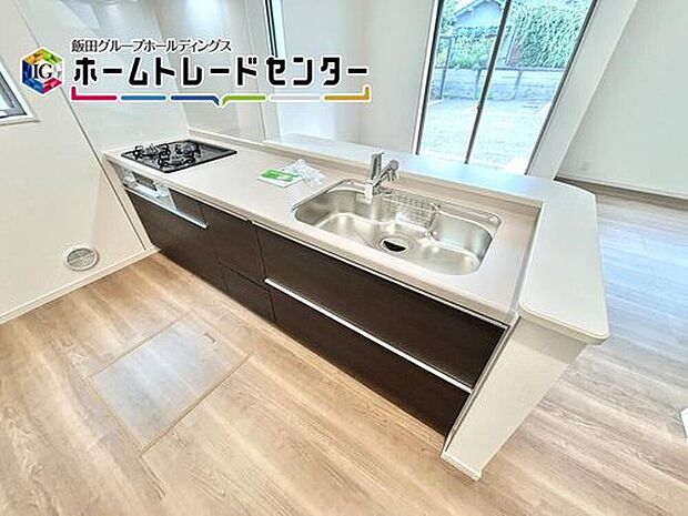 【 キッチン】人気の対面キッチンは吊戸棚をなくして解放感を重視しました。リビングを見渡すことができて小さなお子様がいても安心ですよ。