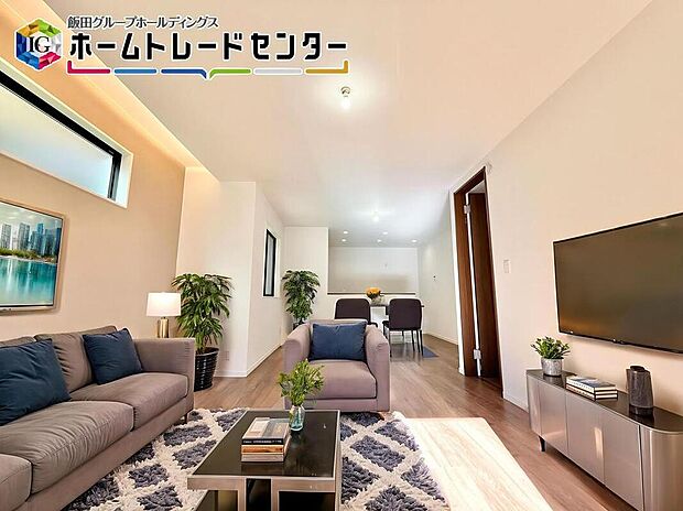 【リビング】【バーチャルで家具配置】
対面キッチン採用のリビングは家族が一つになれる空間となります。お料理をしながらリビング全体を見渡すことができるのでお子様が遊んだり、勉強していても一緒に空間を共有できます。