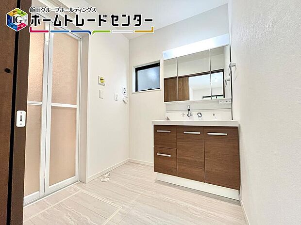 【洗面台・洗面所】毎日使うものだから清潔な空間を保ちたい水回り。洗面化粧台にはそんな願いを解消させてくれる収納アイデアが満載です。三面鏡の裏側にはキャビネットが現れ小物から背の高い物まで収納できます。