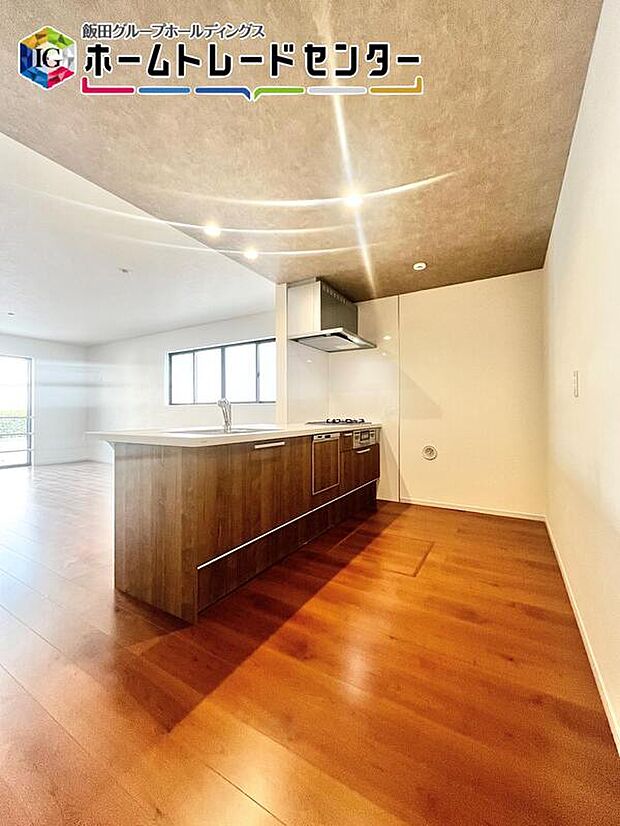 【キッチン】折下天井でオシャレなキッチン。人気のペニンシュラキッチン。キッチンから全体を見渡せる設計は女性の憧れですよね！