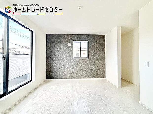 【リビング以外の居室】今人気のあるアクセントクロスで個性豊かな２階居室。窓も大きく光がたっぷり入ります！