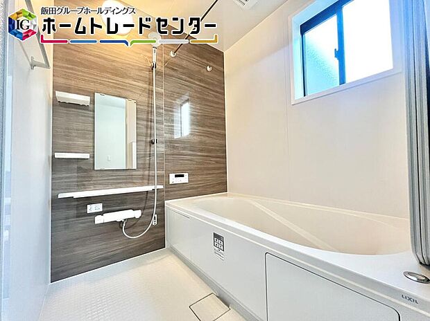 【浴室】一日の疲れを癒してくれるバスルームはゆったりと浴槽に入り半身浴をしながら読書を楽しんだりお子様と一緒に入浴したりと寛げる空間です。お気に入りの入浴剤を使用してラックス空間♪