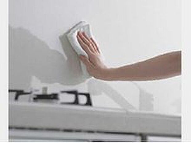 【キッチンパネル】ガスコンロ前の壁には、熱に強く、サッと拭き取るだけで簡単に油汚れを落とすことができるキッチンパネルを採用しています。簡単な手入れでキレイが続くのはうれしいですね。（同仕様）