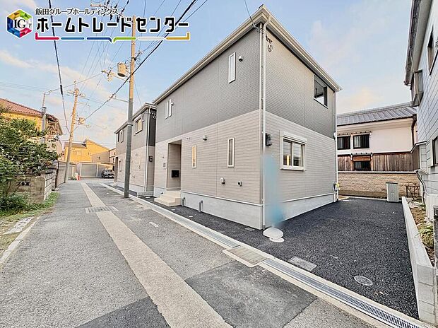 【現地外観写真】２台駐車可能なカースペースは、友達が来た時に誇らしげに停めてもらえる広さを確保。車だけでなく自転車や大型バイクも♪