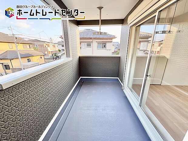 【バルコニー】インナーバルコニーで屋根要らず。少々の雨にも負けません。共働きの強い味方♪