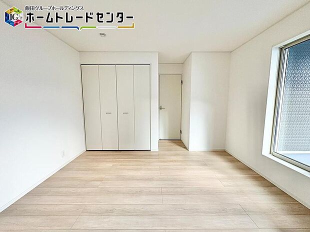 【リビング以外の居室】充分な広さの収納を備え、採光良好な洋室は、快適空間。プライベートの時間もゆったりお寛ぎ頂けそうです。