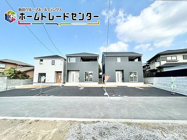 【前面道路含む現地写真】戸建のメリットは何といってもゆったり建っていること。車や自転車などおうちから出てすぐに使用可能♪

