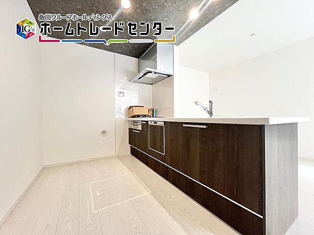 【キッチン】人気の対面キッチンは吊戸棚をなくして解放感を重視しました。リビングを見渡すことができて小さなお子様がいても安心ですよ。