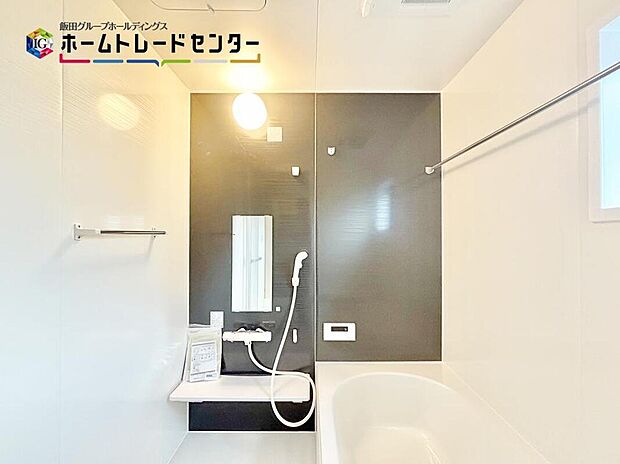 【浴室】一日の疲れを癒してくれるバスルームはゆったりと浴槽に入り半身浴をしながら読書を楽しんだりお子様と一緒に入浴したりと寛げる空間です。お気に入りの入浴剤を使用してリラックス空間♪