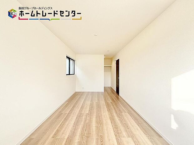 【リビング以外の居室】充分な広さの収納を備え、採光良好な洋室は、快適空間。プライベートの時間もゆったりお寛ぎ頂けそうです。
