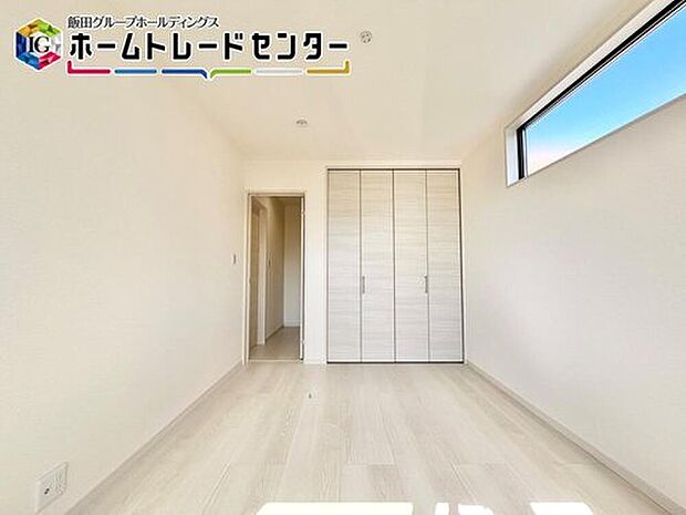 【リビング以外の居室】白を基調とした居室。明るめのフローリングですので、壁紙ともマッチし、お部屋を更に広く見せてくれる効果も。