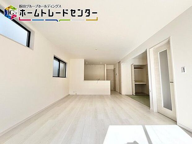 【リビング】１号棟リビング
対面キッチン採用のリビングは家族が一つになれる空間となります。お料理をしながらリビング全体を見渡すことができるのでお子様が遊んだり、勉強していても一緒に空間を共有できます。