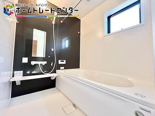 【浴室】1坪タイプの浴室は、足を延ばして入ることのできる浴槽です。もちろん家族で仲良く入浴も可能♪一日の疲れも吹っ飛びますね。

