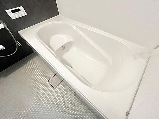 【【半身浴の出来るバスタブ】】１日の疲れを癒してくれる浴室は半身浴が出来るよう浴槽内にベンチがあります。小さな子供さんも座らせてあげる事も出来て便利♪