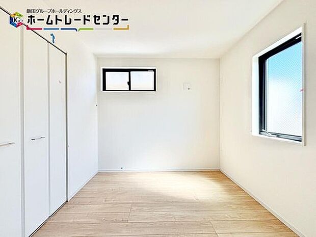 【リビング以外の居室】居室のサッシにはペアガラスを採用、高い断熱性による省エネと結露対策に有効です。室内を快適な空間に代えてくれます。現地の通風や採光も実際にご確認下さいませ。