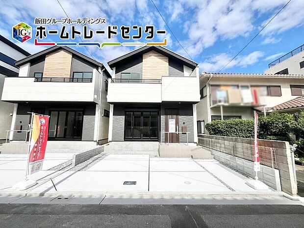 【現地外観写真】２台駐車可能なカースペースは、友達が来た時に誇らしげに停めてもらえる広さを確保。車だけでなく自転車や大型バイクも♪