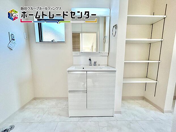 【洗面台・洗面所】稼動棚付きの広々とした洗面スペース。タオルや日用品置き場に困りませんね。(１号棟)
