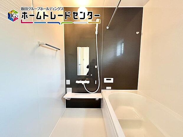 【浴室】一日の疲れを癒してくれるバスルームはゆったりと浴槽に入り半身浴をしながら読書を楽しんだりお子様と一緒に入浴したりと寛げる空間です。お気に入りの入浴剤を使用してラックス空間♪