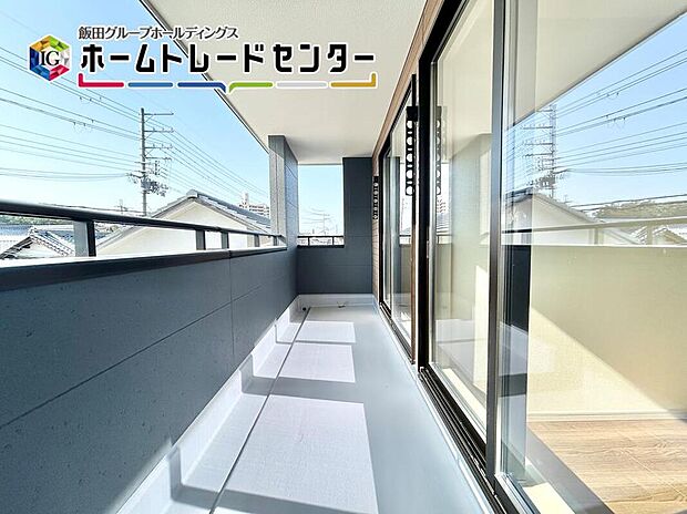 【バルコニー】インナーバルコニーで屋根要らず。少々の雨にも負けません。共働きの強い味方♪(２号棟)