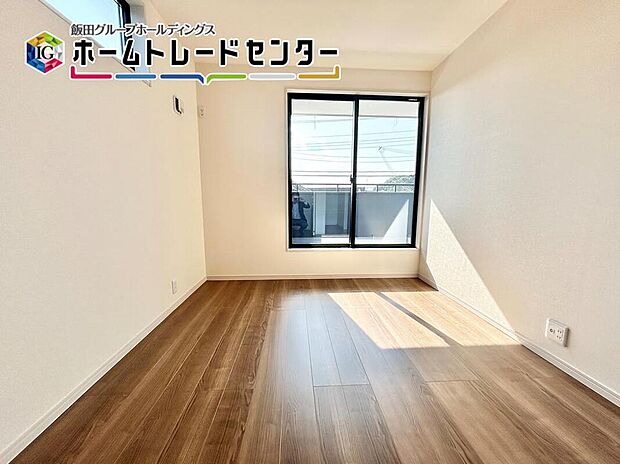 【リビング以外の居室】南面に配置しているバルコニーが洋室内にあり、お子様も日中には気持ちよくお昼寝ができますね。