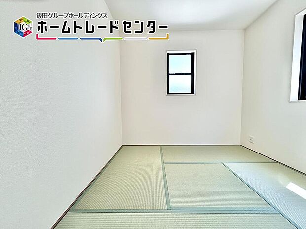 【リビング以外の居室】1部屋はあったら嬉しい畳スペース。赤ちゃんを寝かせたり、ご両親さんのお泊り部屋だったりジャングルジムを置いたりと用途は多数♪