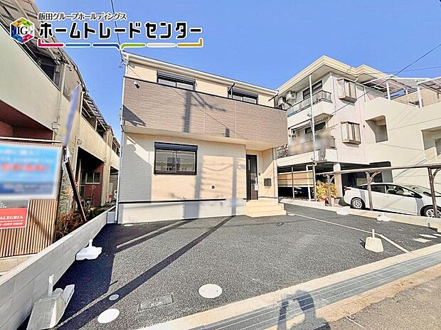 【現地外観写真】戸建のメリットは何といってもゆったり建っていること。車や自転車などおうちから出てすぐに使用可能♪