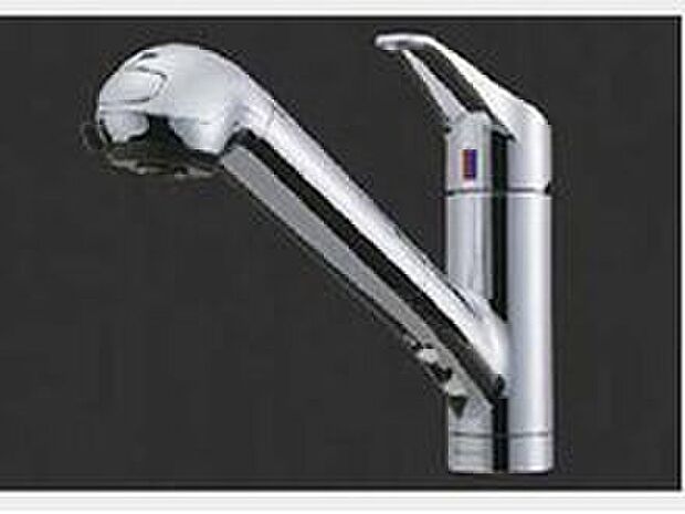 【浄水器内蔵型ハンドシャワー】キッチンの水栓は、いつでも美味しい水が飲める浄水器内蔵型。シングルレバーで、吐水・止水も温水の温度調整も簡単です。また、シンクの隅々までラクに流すことができるシャワー機能も装備しています。（同仕様）