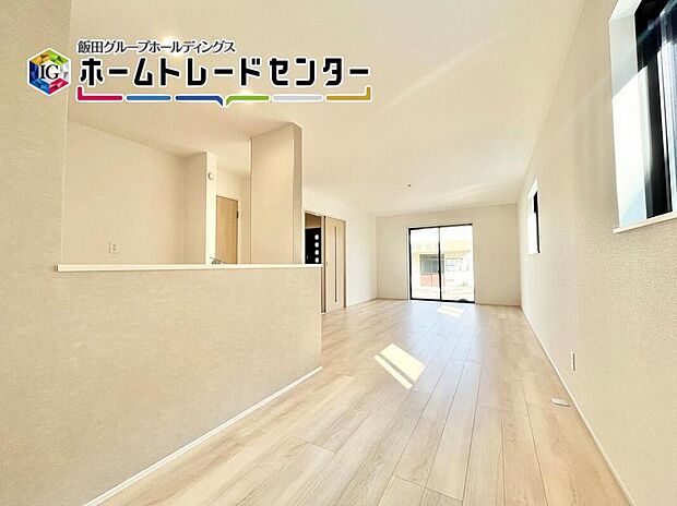 【リビング】大きな窓を配置したリビングは家族の集まる空間なので、明るさは大切です。ストレスなく家具が配置できることも広さがあるポイントの一つです。