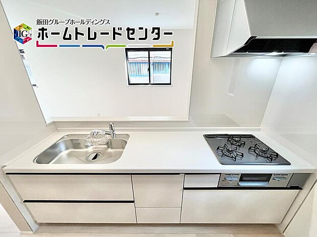 【キッチン】オープンカウンターの対面キッチンは、家事をしがらでも１日の出来事を家族とお話できるのもメリットで人気の間取りの一つです。