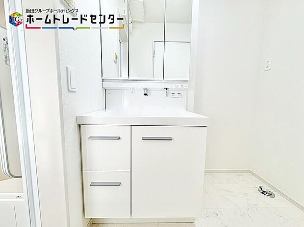 【洗面台・洗面所】窓付きのバスルームは、採光もあり明るく気持ちの良い空間です。窓があることで、換気環境も良好。浴室乾燥機も標準設置です