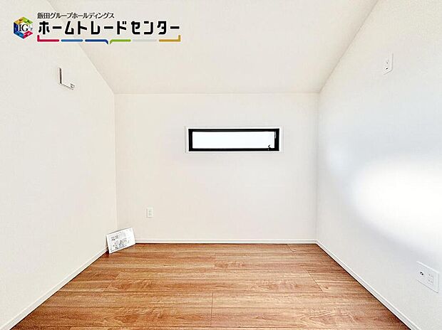 【リビング以外の居室】隣地の目線を気にすることのない明り取りがある居室もあり家具も合わせやすいカラー配色です♪