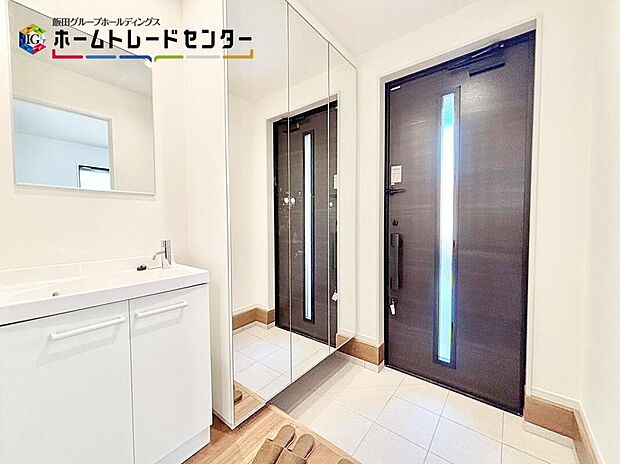 【玄関】大型シューズクロークを設置♪扉は全面鏡になっており、お出かけ前のチェックや、空間を広く見せる効果あり♪
