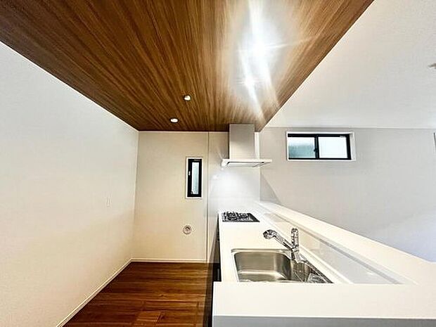 【【キッチン天井アクセントクロス】】キッチン天井部分をアクセントクロスにすることでキッチンと一体感が出てカフェスタイルの完成♪オープンカウンターで解放感もありインパクトも大♪