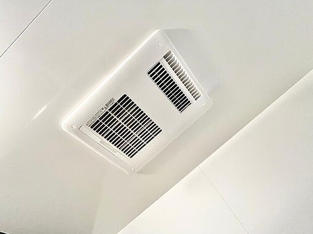 【【浴室換気乾燥機】】雨の日や冬場のお洗濯に嬉しい装備。洗濯物を乾かすだけでなく、入浴後に換気機能で湿気を排出できるためカビの防止にもなります。