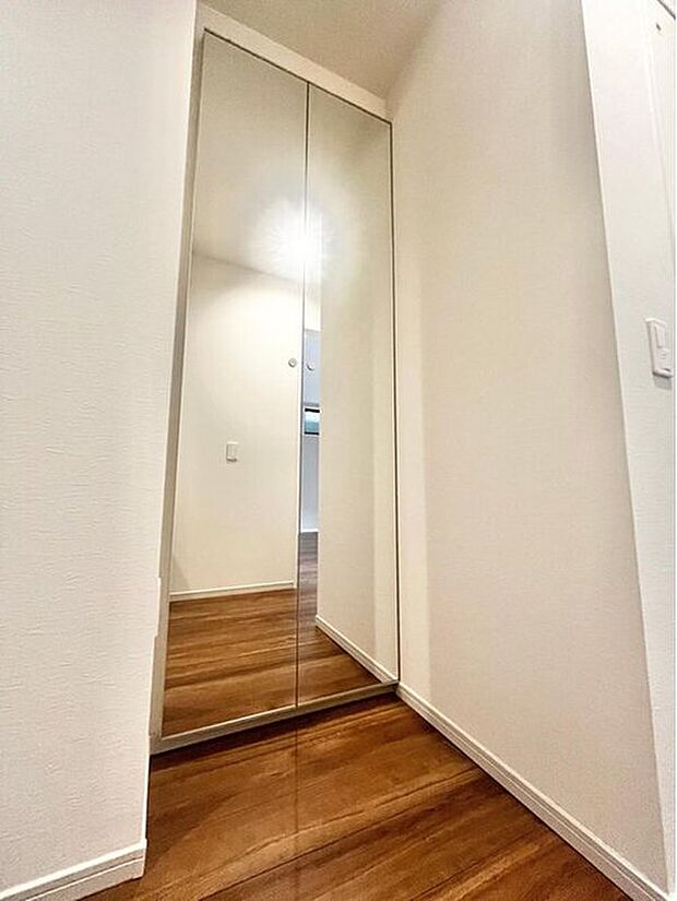 【【全身鏡付きのシューズボックス】】お出かけ前に身だしなみをチェックできる全身鏡付き♪プッシュ式で開閉できるシューズボックスも出し入れがラクラクです♪