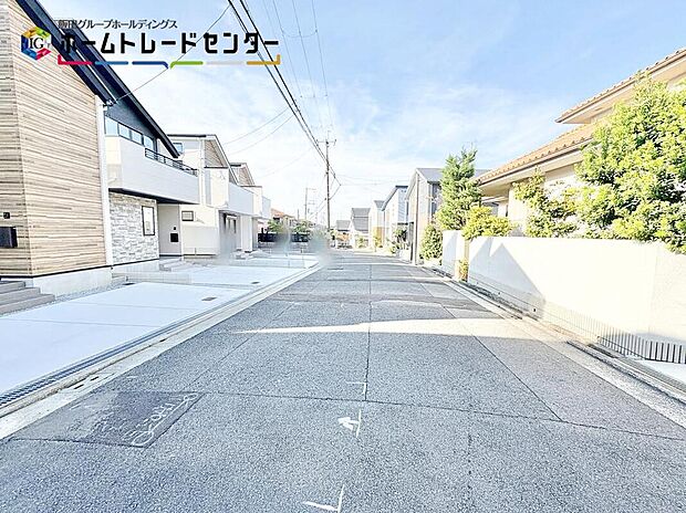 【前面道路含む現地写真】前面道路は約6.4ｍあり広々♪車のすれ違いはもちろんの事、駐車が苦手な方もラクラク駐車可能♪