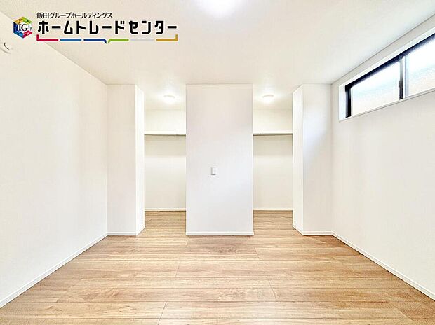 【収納】大きなウォークインクローゼットを備えた主寝室は広々１０帖以上！クイーンベットもゆとりの配置可能です♪
