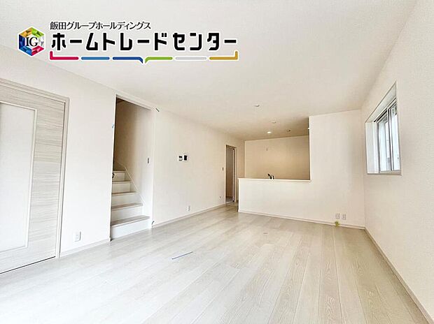 【リビング】対面キッチン採用のリビングは家族が一つになれる空間となります。お料理をしながらリビング全体を見渡すことができるのでお子様が遊んだり、勉強していても一緒に空間を共有できます。