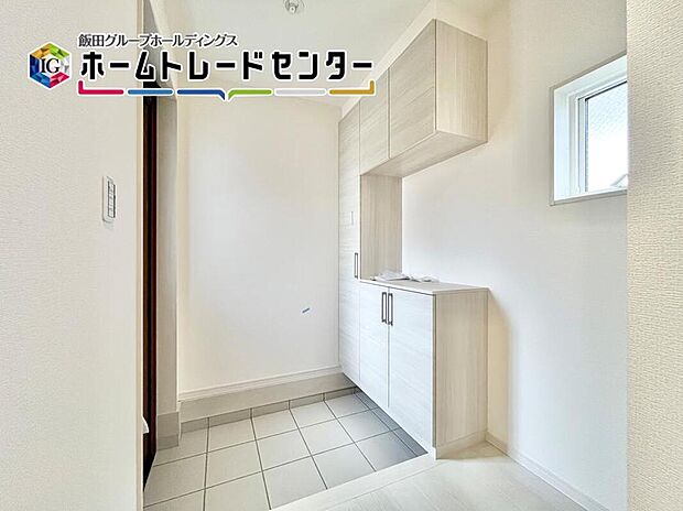 【玄関】玄関のシューズボックスは大容量で4人家族でも安心です！お客様を迎える玄関をいつもスッキリさせられます♪