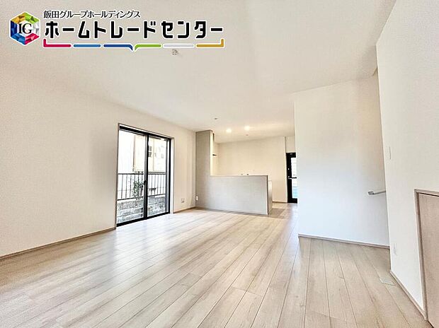 【リビング】B号棟のLDKは約１６．７５帖あり！リビング員階段で子供さんの帰りに気づく嬉しい間取り♪