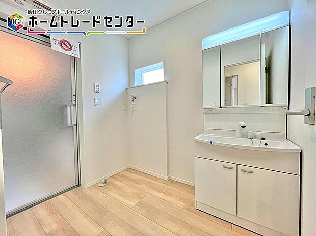 【洗面台・洗面所】毎日使うものだから清潔な空間を保ちたい水回り。洗面化粧台にはそんな願いを解消させてくれる収納アイデアが満載です。三面鏡の裏側にはキャビネットが現れ小物から背の高い物まで収納できます。