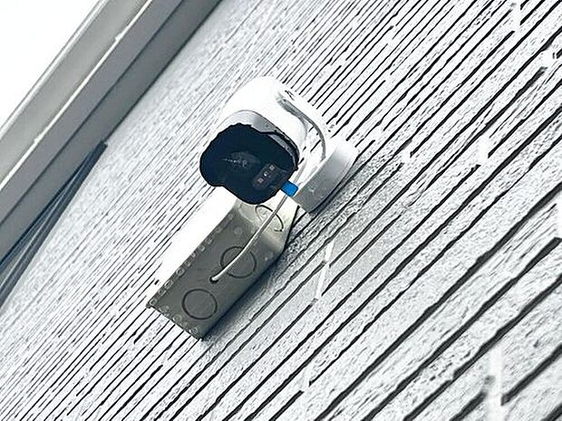 【ワイヤレスセンサーカメラ】カメラ本体をWiFi接続すれば、専用アプリを通して映像確認が可能です。いつでもどこでも、自宅を見守ることができます。
家の中だけではなく外出先でも、置き配の荷物なども確認ができます。