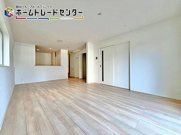 【リビング】縦長で奥行のあるリビングは家具の配置もゆとりをもつことができます。憧れのソファを配置してくださいね。