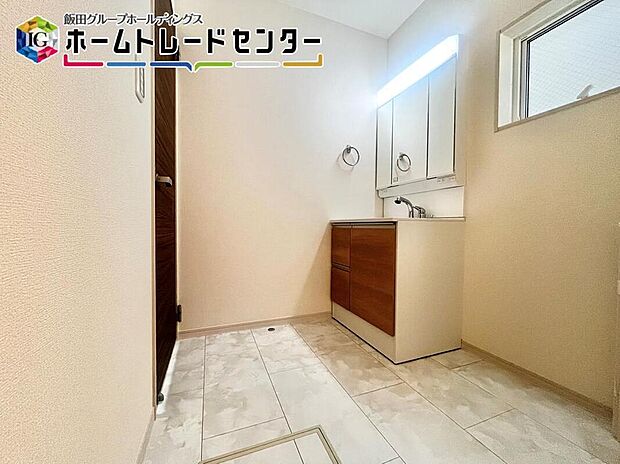 【【洗面】】サニタリーフロアを採用した洗面所の床は少々の水も耐久性あり！洗面化粧台は鏡の裏がしっかり収納になっています♪