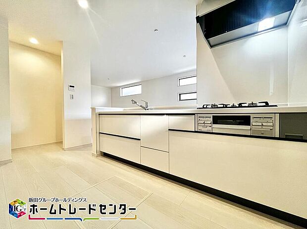 【キッチン】キッチン横には大型パントリーを設置♪
まとめ買いのお米や飲料、大きな土鍋やカセットコンロなども収納できます♪